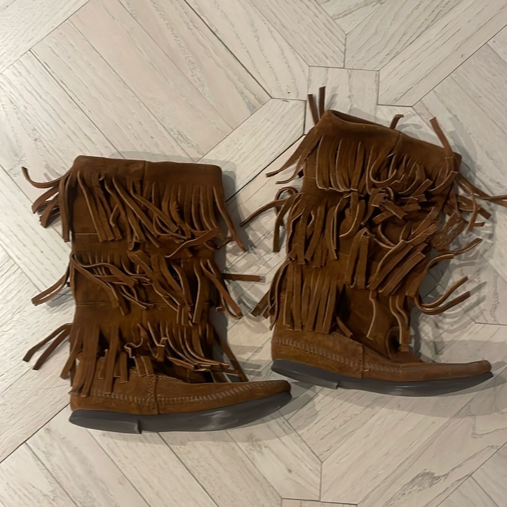 Cute 3 tiered fringe Minnetonka boots